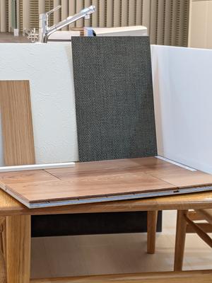 床材・壁紙・ドアの組み合わせを検討中 壁紙選び