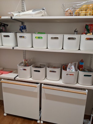 棚の下にダストワゴン パントリー