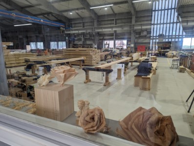 再建に向けて 首里城本殿の再建現場とおが屑で作られたバラ