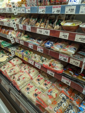 いろんな種類のそばが売られていた スーパーの沖縄そばコーナー