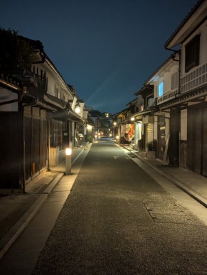 倉敷美観地区の夜の風景。道路を中心に両側に白壁の建物が置くまで建ち並ぶ。 "夜の倉敷美観地区"